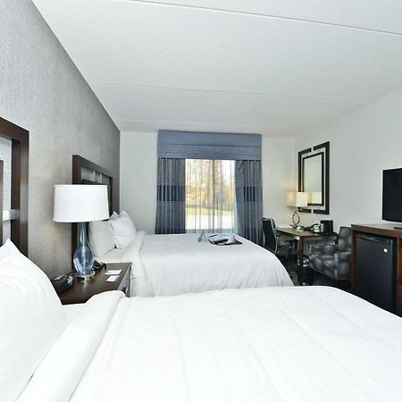 Hampton Inn & Suites Greensboro/Coliseum Area Esterno foto