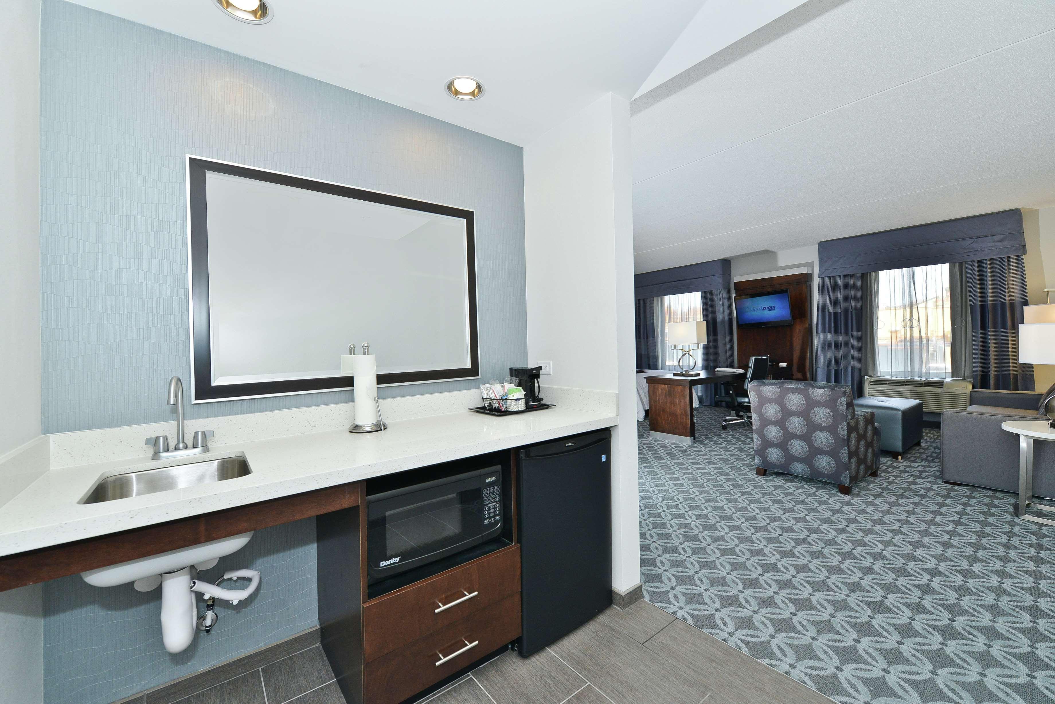Hampton Inn & Suites Greensboro/Coliseum Area Esterno foto