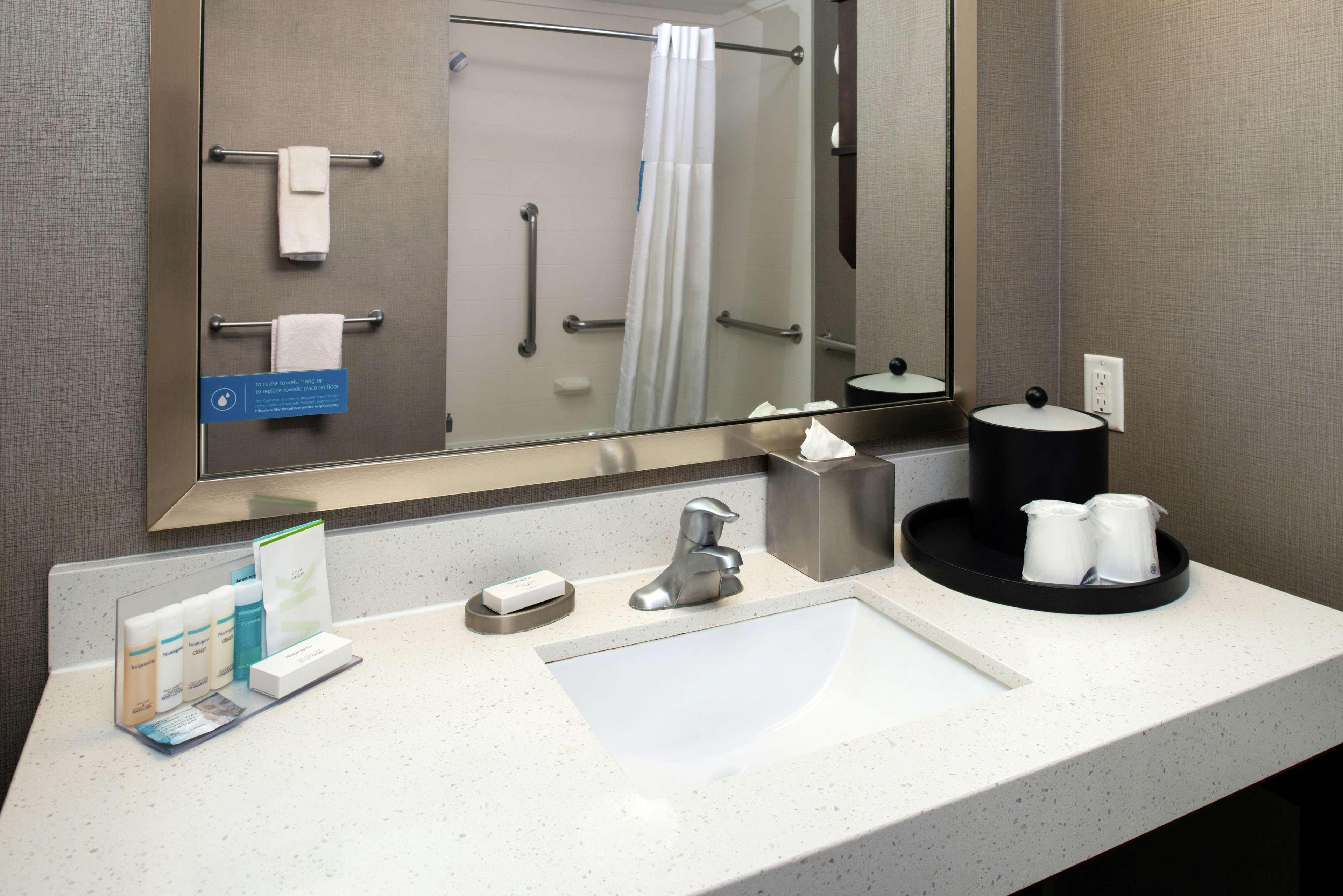 Hampton Inn & Suites Greensboro/Coliseum Area Esterno foto