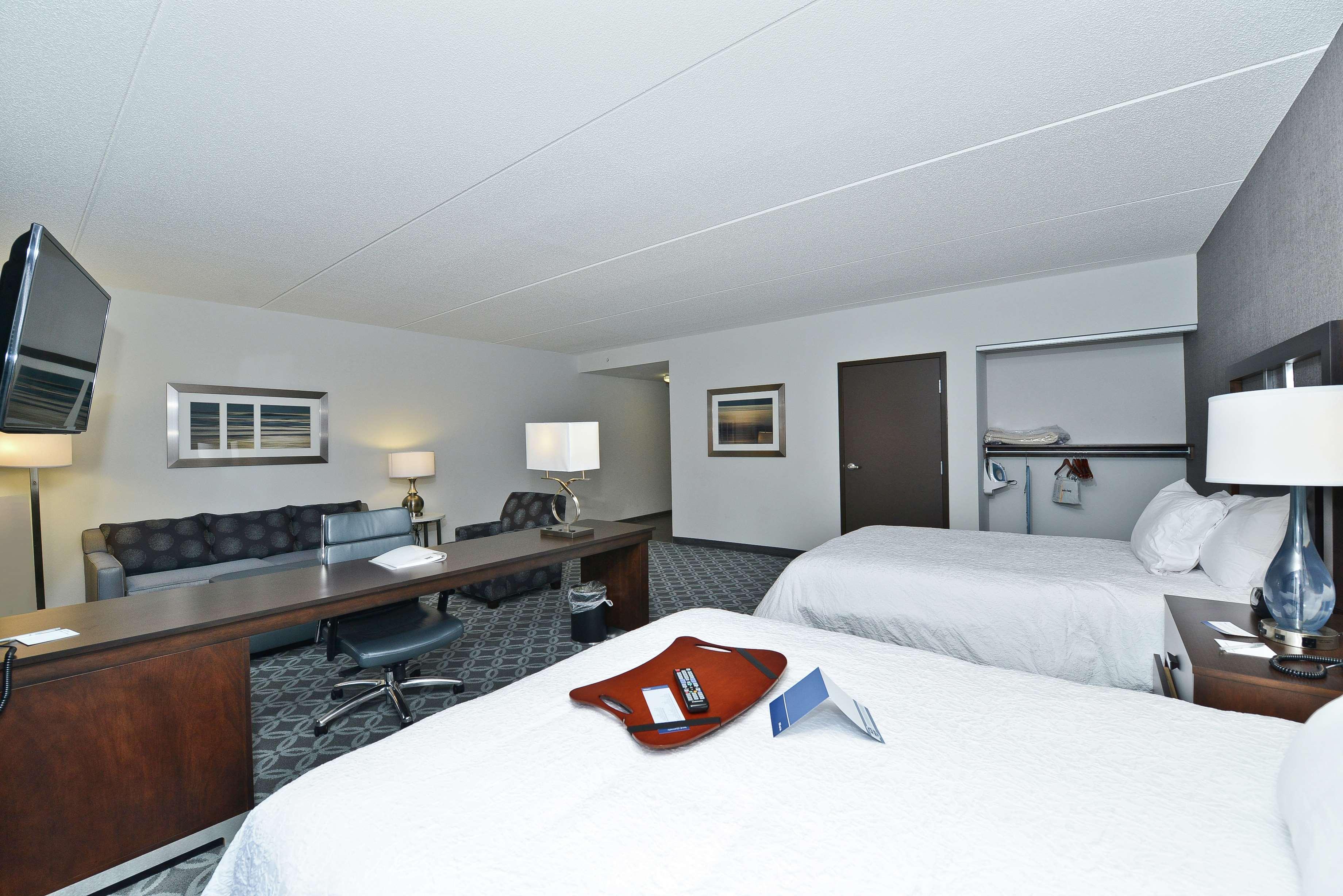 Hampton Inn & Suites Greensboro/Coliseum Area Esterno foto