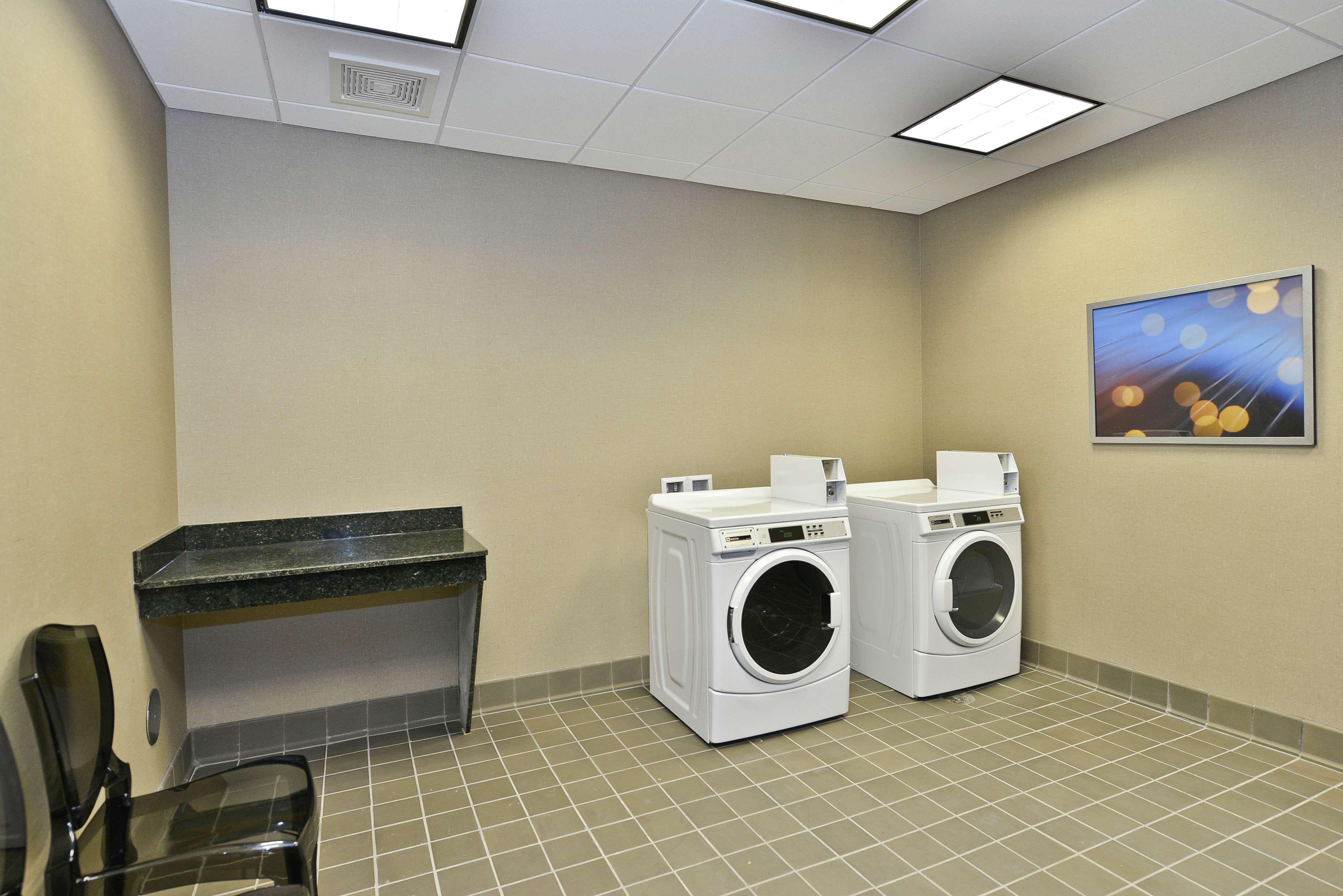 Hampton Inn & Suites Greensboro/Coliseum Area Esterno foto