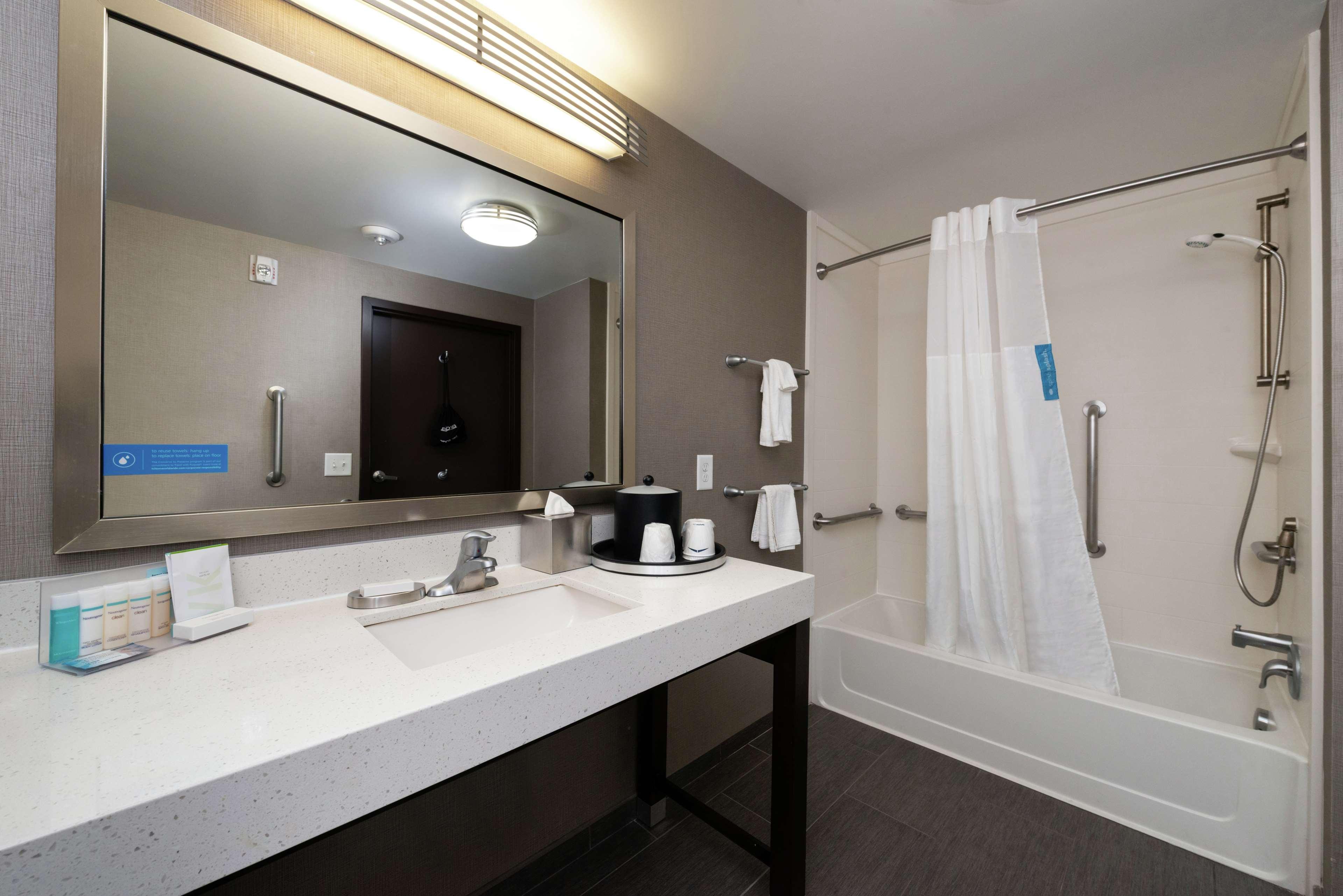 Hampton Inn & Suites Greensboro/Coliseum Area Esterno foto