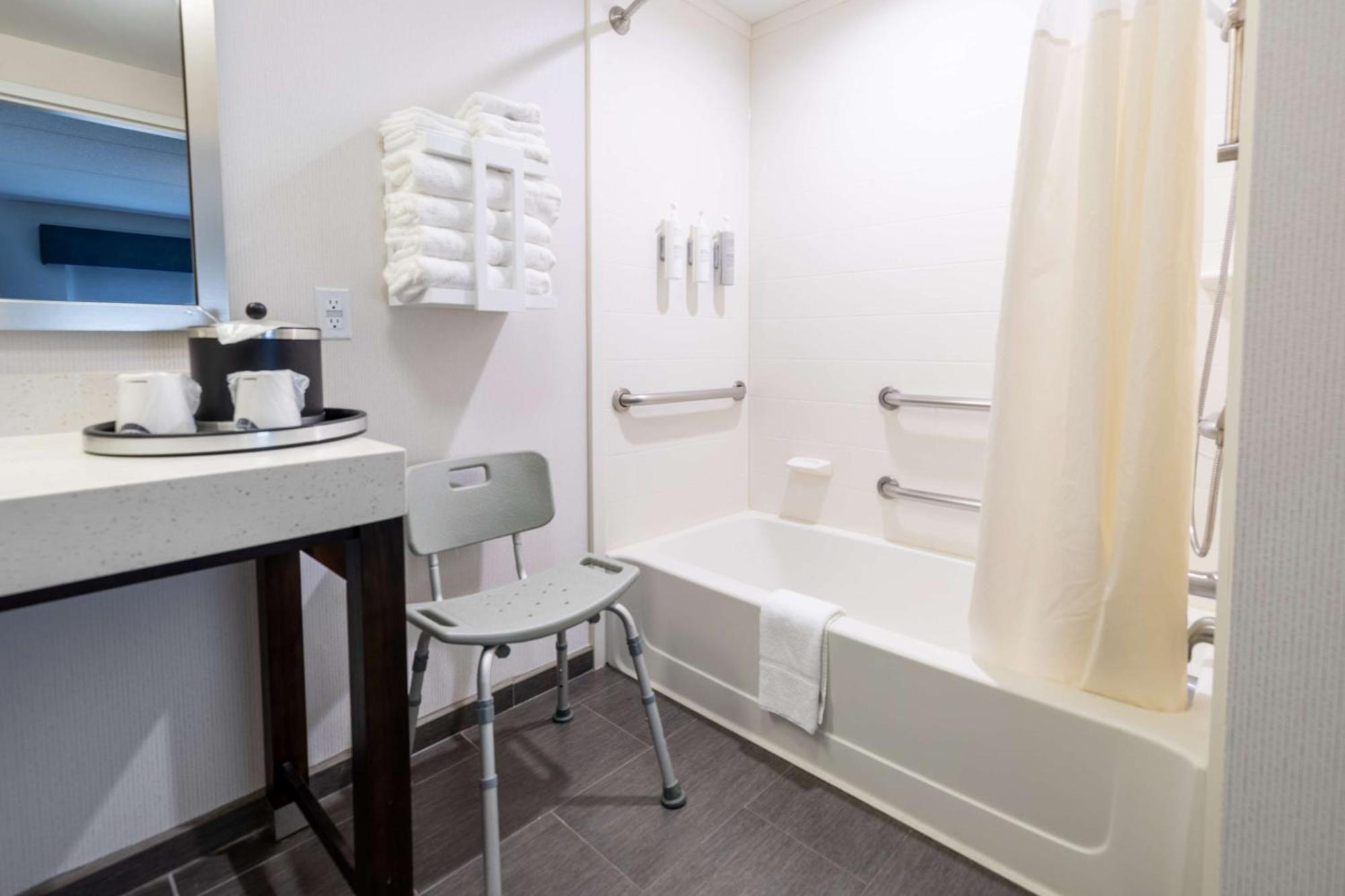 Hampton Inn & Suites Greensboro/Coliseum Area Esterno foto