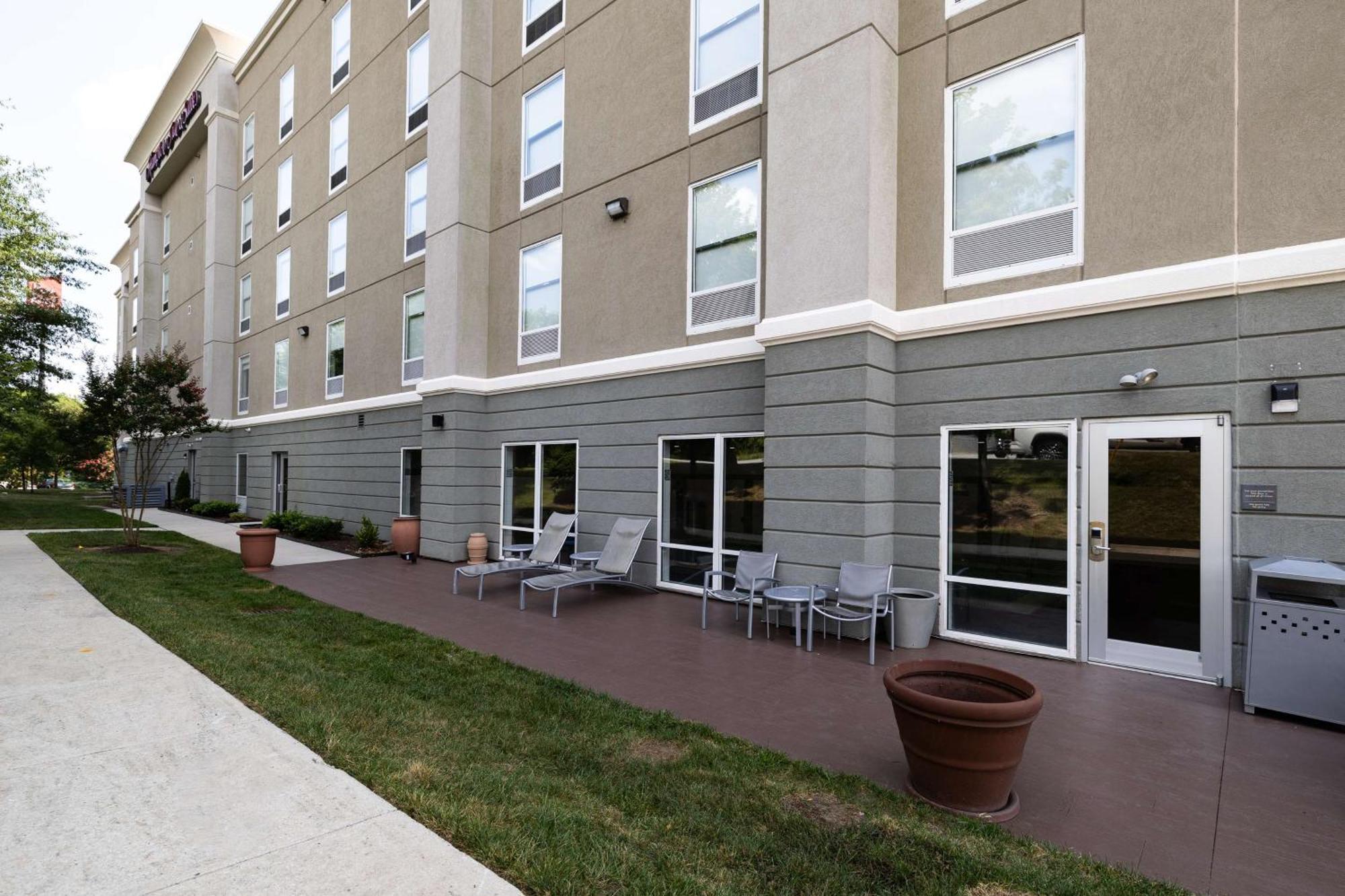 Hampton Inn & Suites Greensboro/Coliseum Area Esterno foto