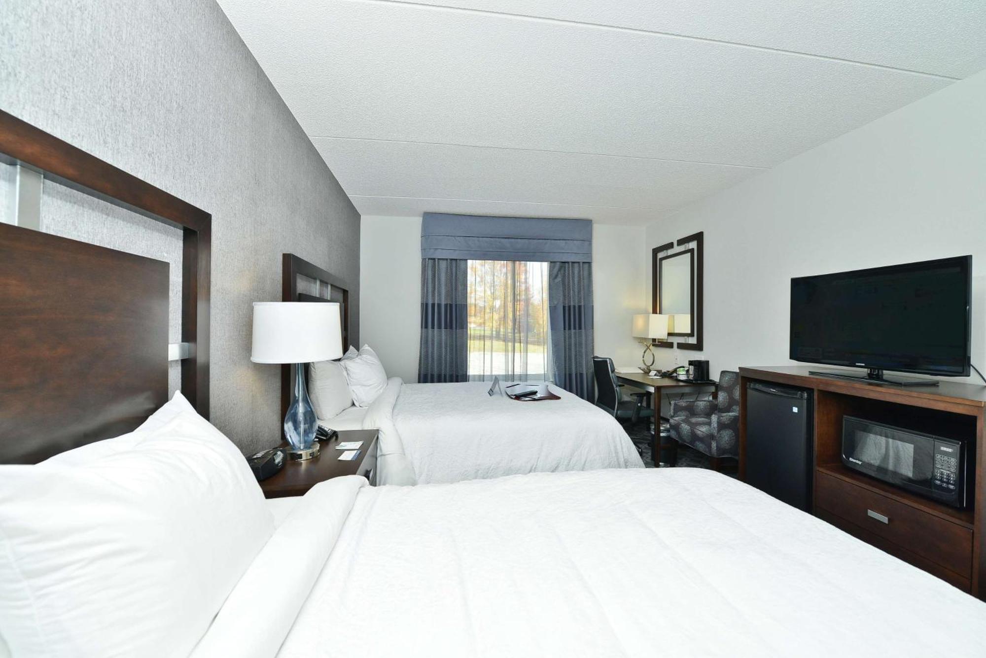 Hampton Inn & Suites Greensboro/Coliseum Area Esterno foto
