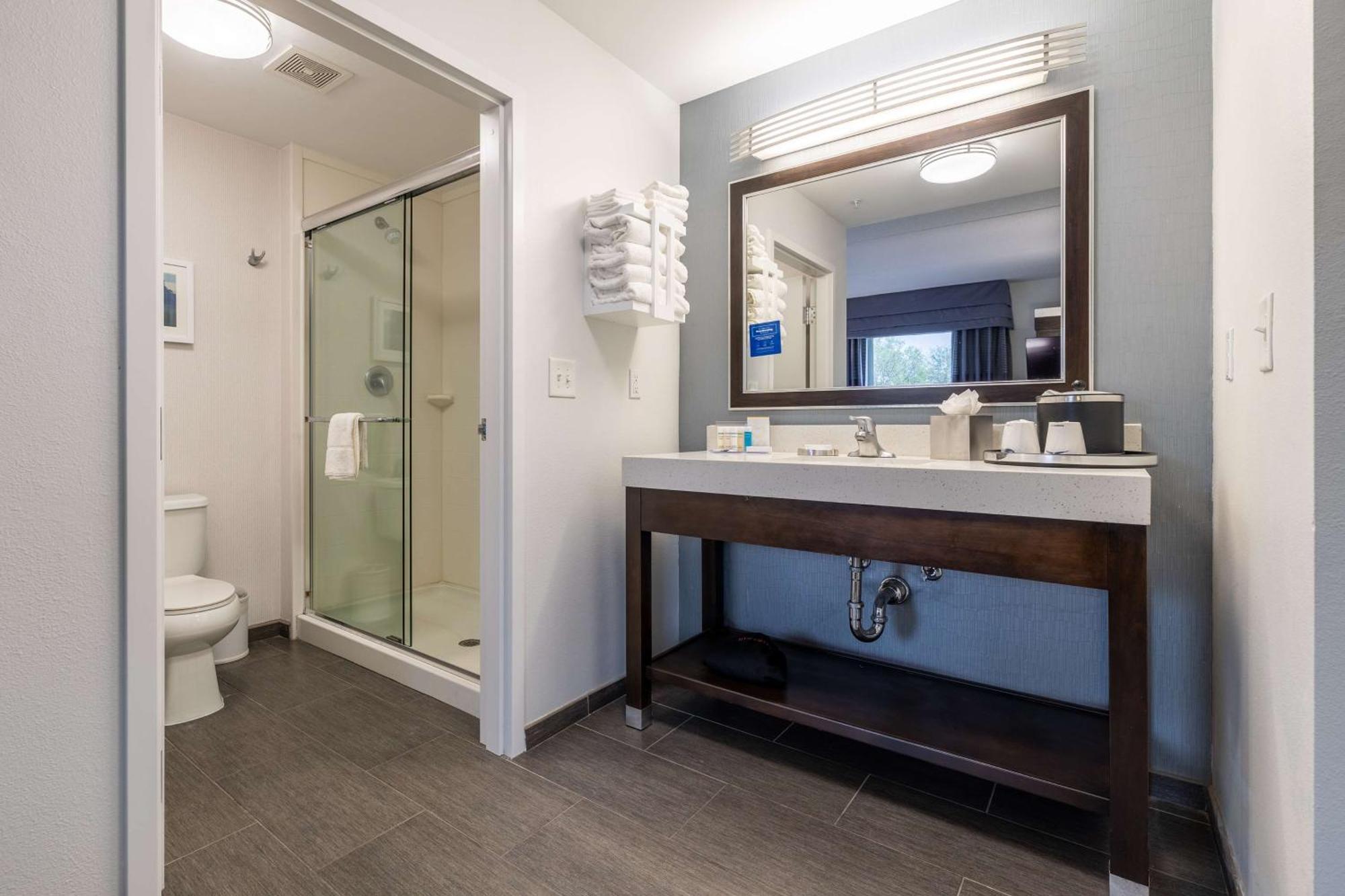Hampton Inn & Suites Greensboro/Coliseum Area Esterno foto