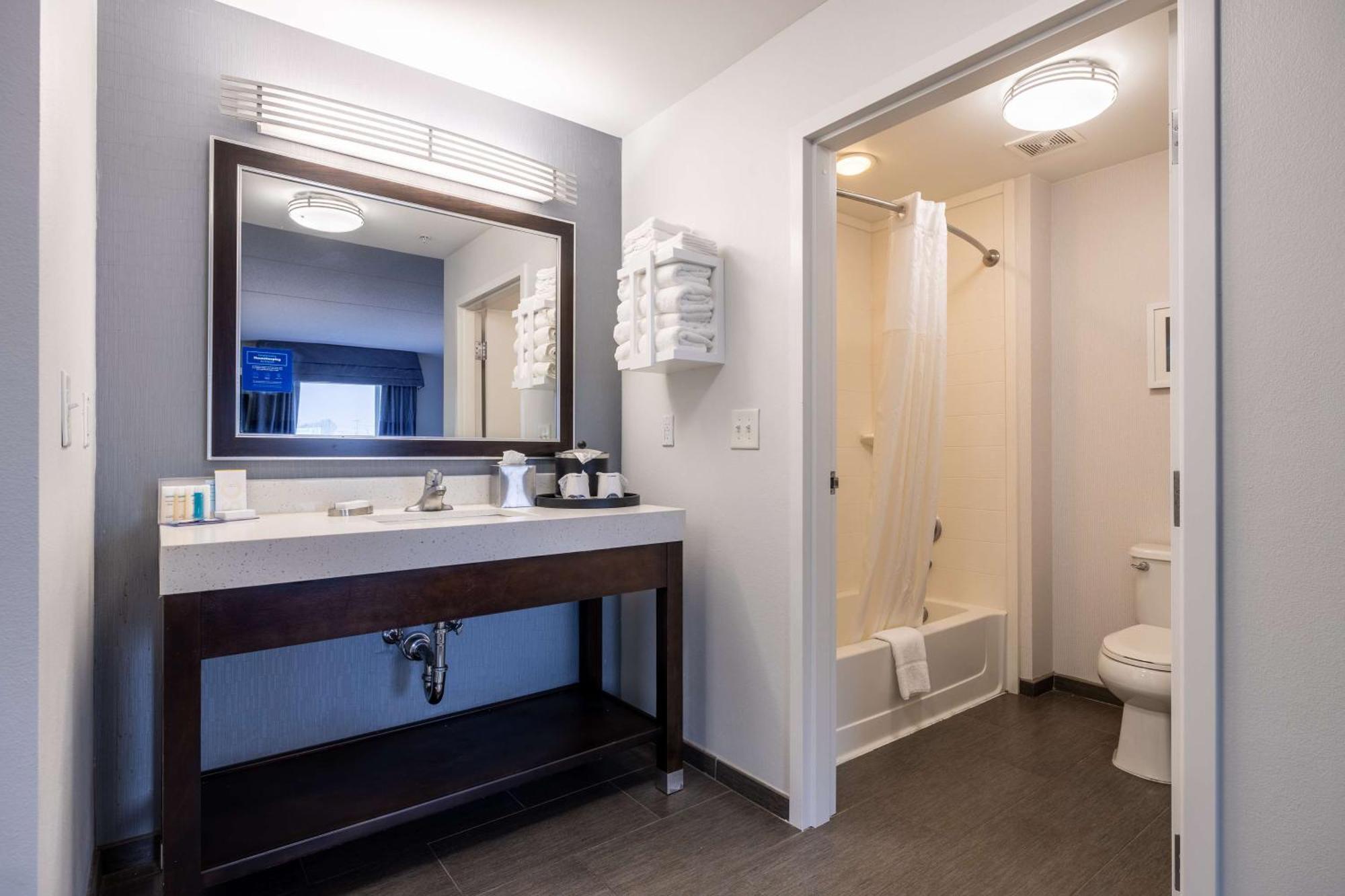 Hampton Inn & Suites Greensboro/Coliseum Area Esterno foto