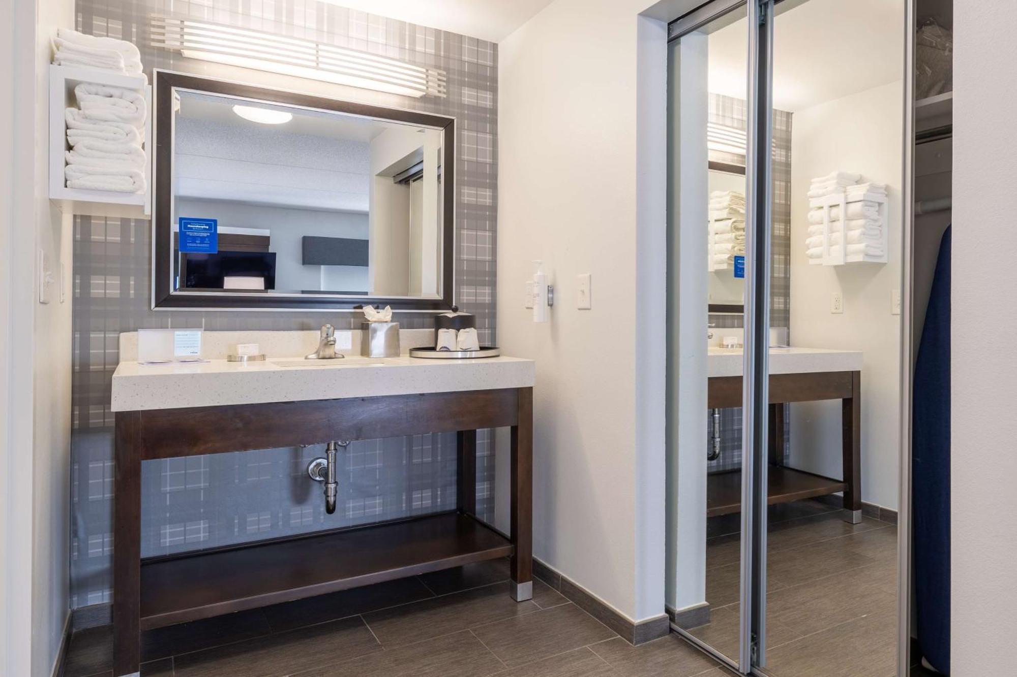 Hampton Inn & Suites Greensboro/Coliseum Area Esterno foto