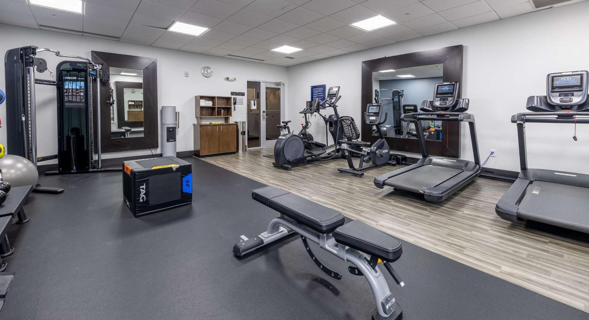 Hampton Inn & Suites Greensboro/Coliseum Area Esterno foto