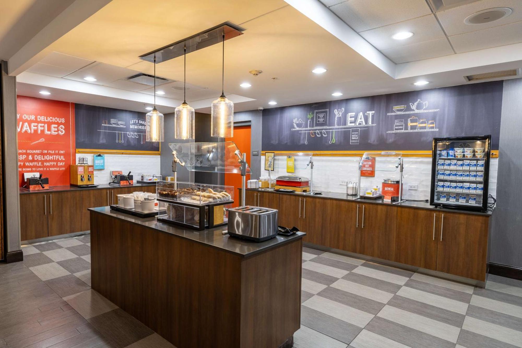 Hampton Inn & Suites Greensboro/Coliseum Area Esterno foto