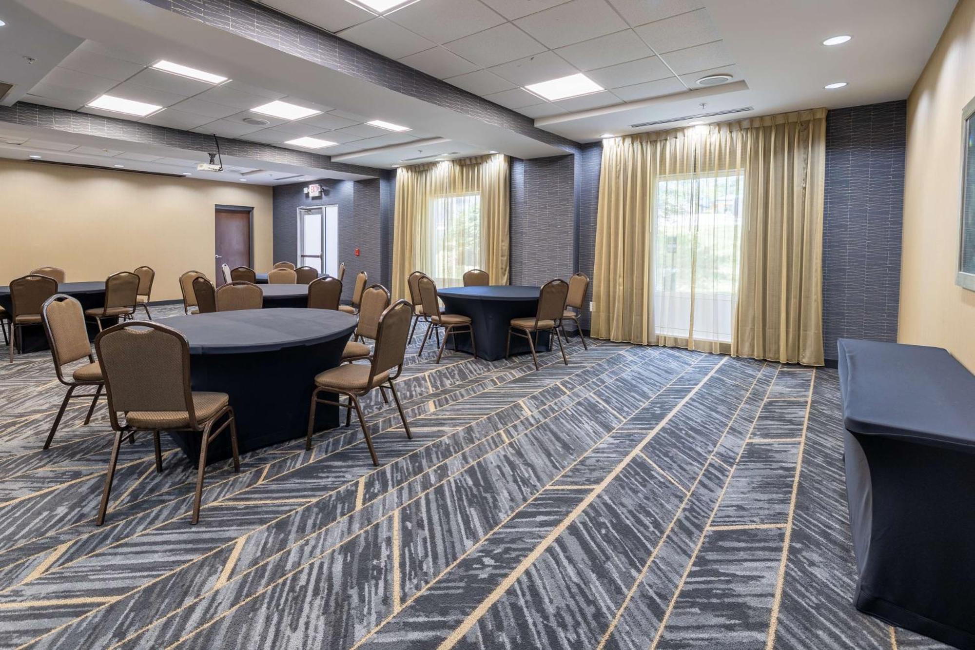 Hampton Inn & Suites Greensboro/Coliseum Area Esterno foto