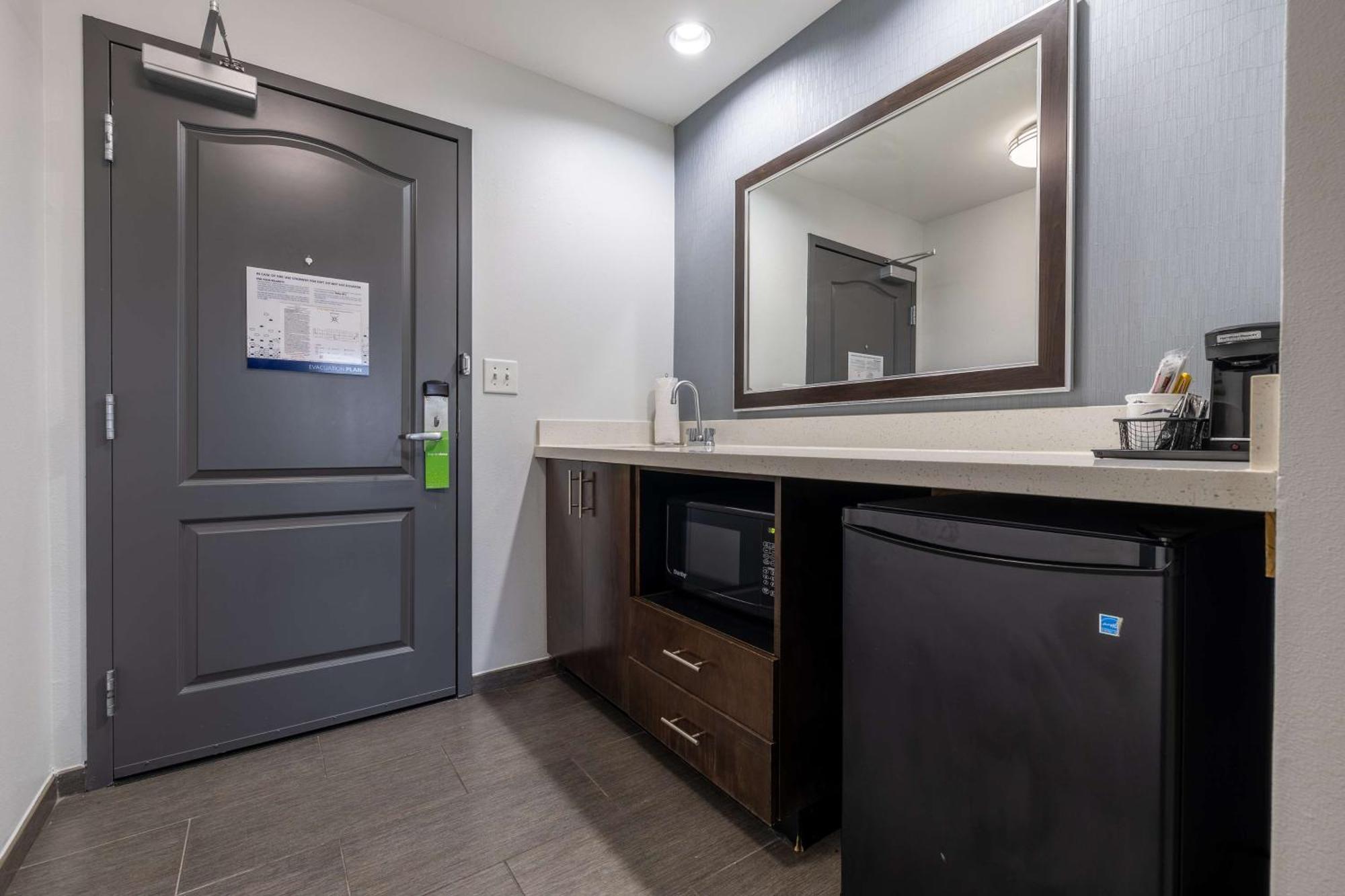 Hampton Inn & Suites Greensboro/Coliseum Area Esterno foto