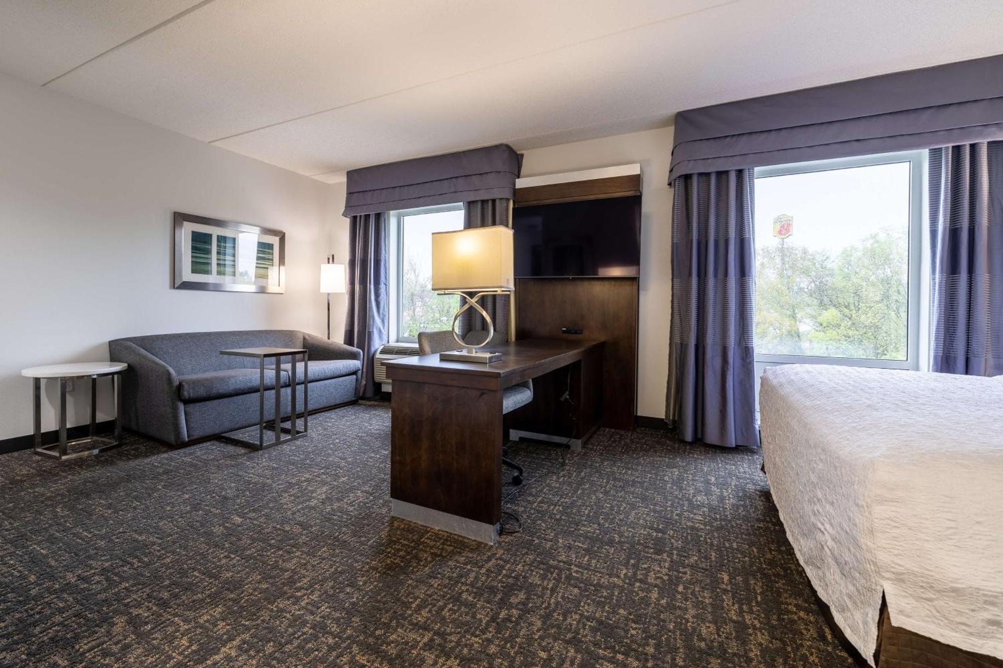 Hampton Inn & Suites Greensboro/Coliseum Area Esterno foto