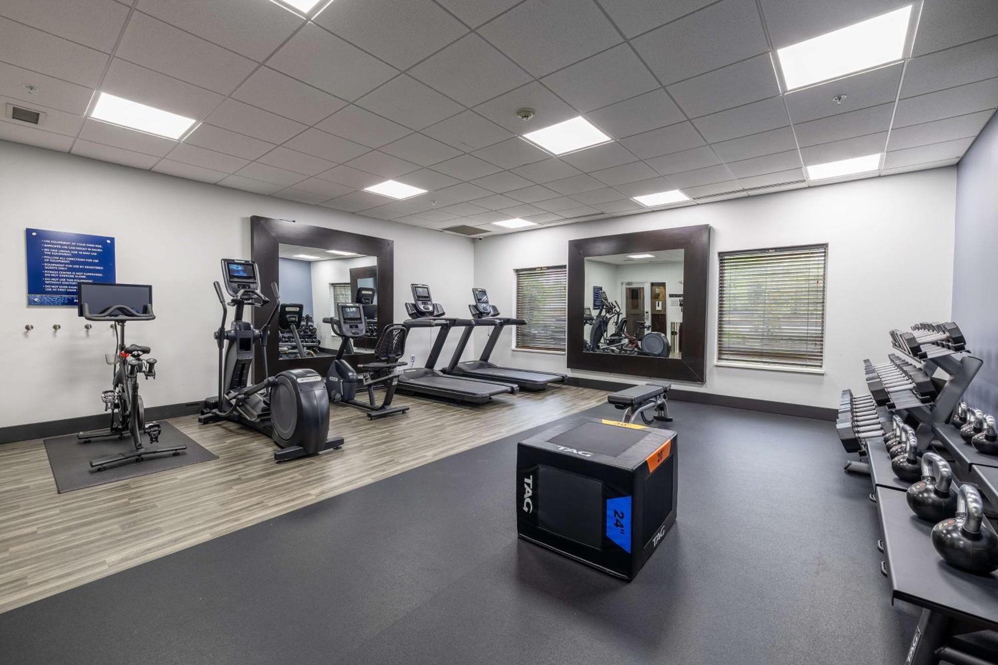 Hampton Inn & Suites Greensboro/Coliseum Area Esterno foto