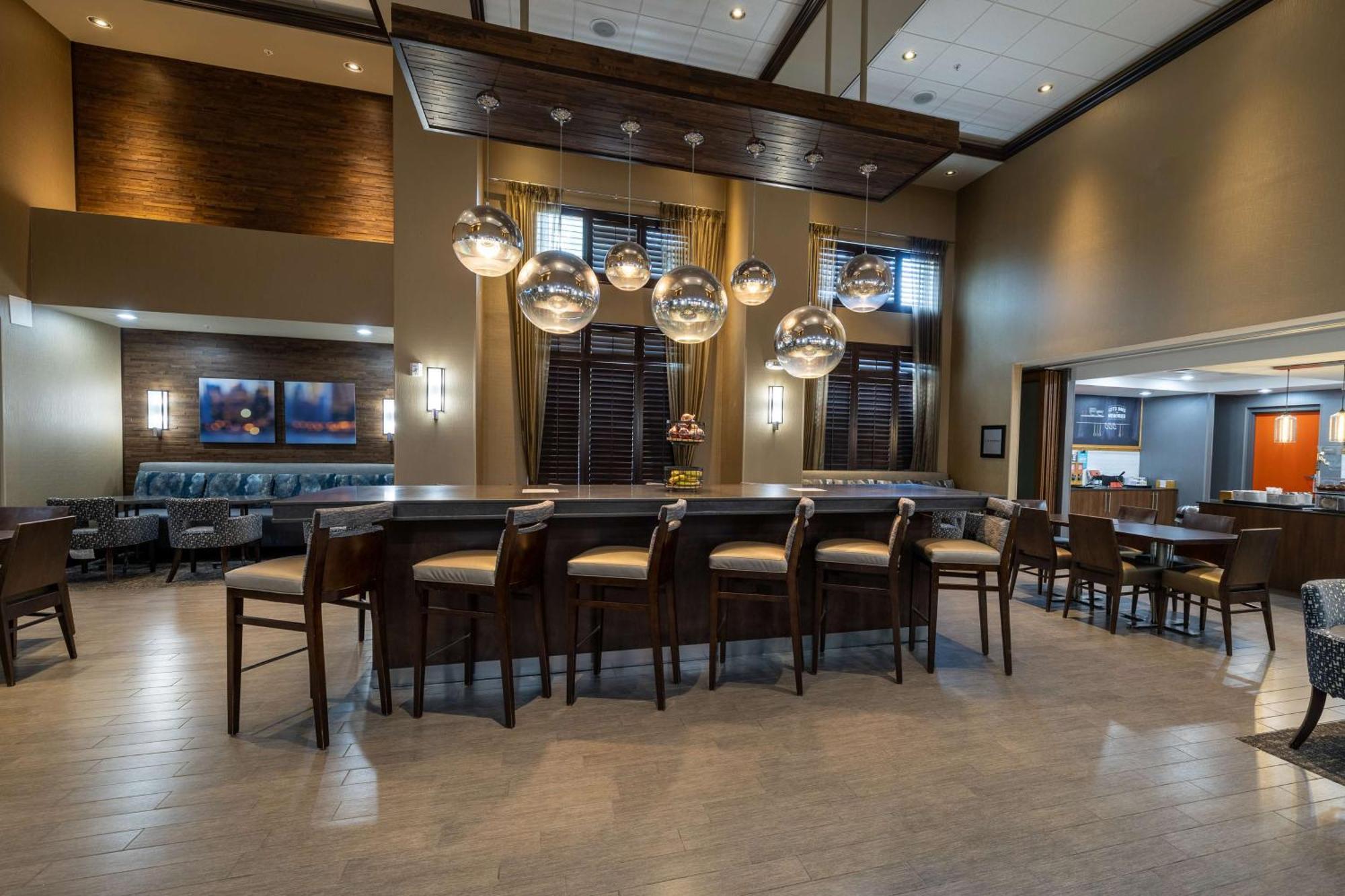 Hampton Inn & Suites Greensboro/Coliseum Area Esterno foto