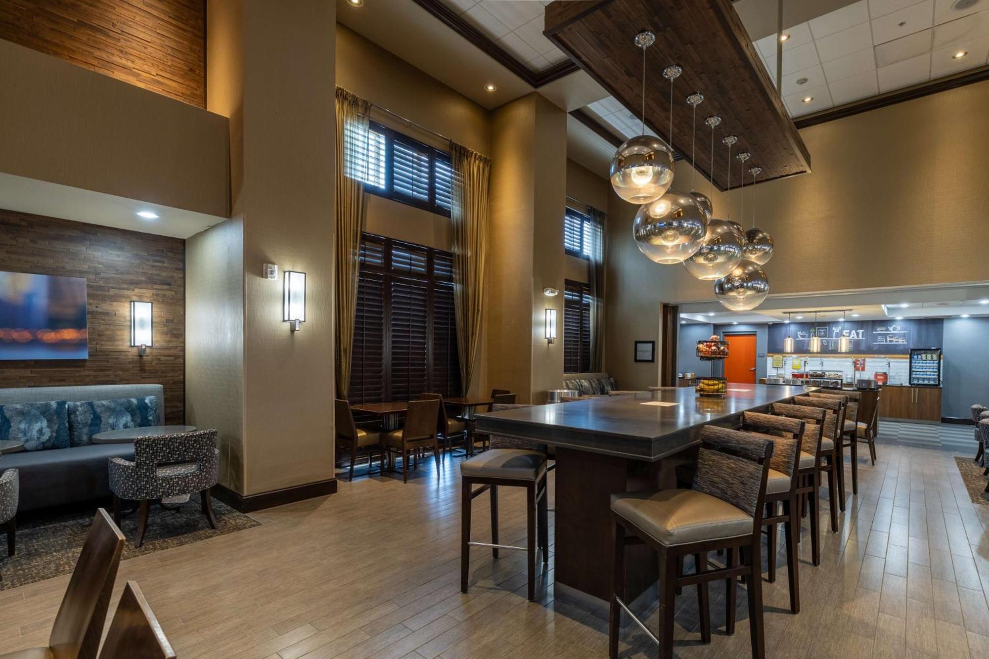 Hampton Inn & Suites Greensboro/Coliseum Area Esterno foto